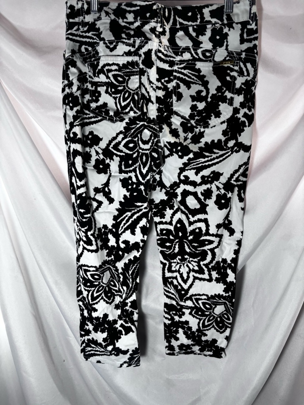 Chico's Black and White Floral Cropped Pants‎ - Picture 5 of 9
